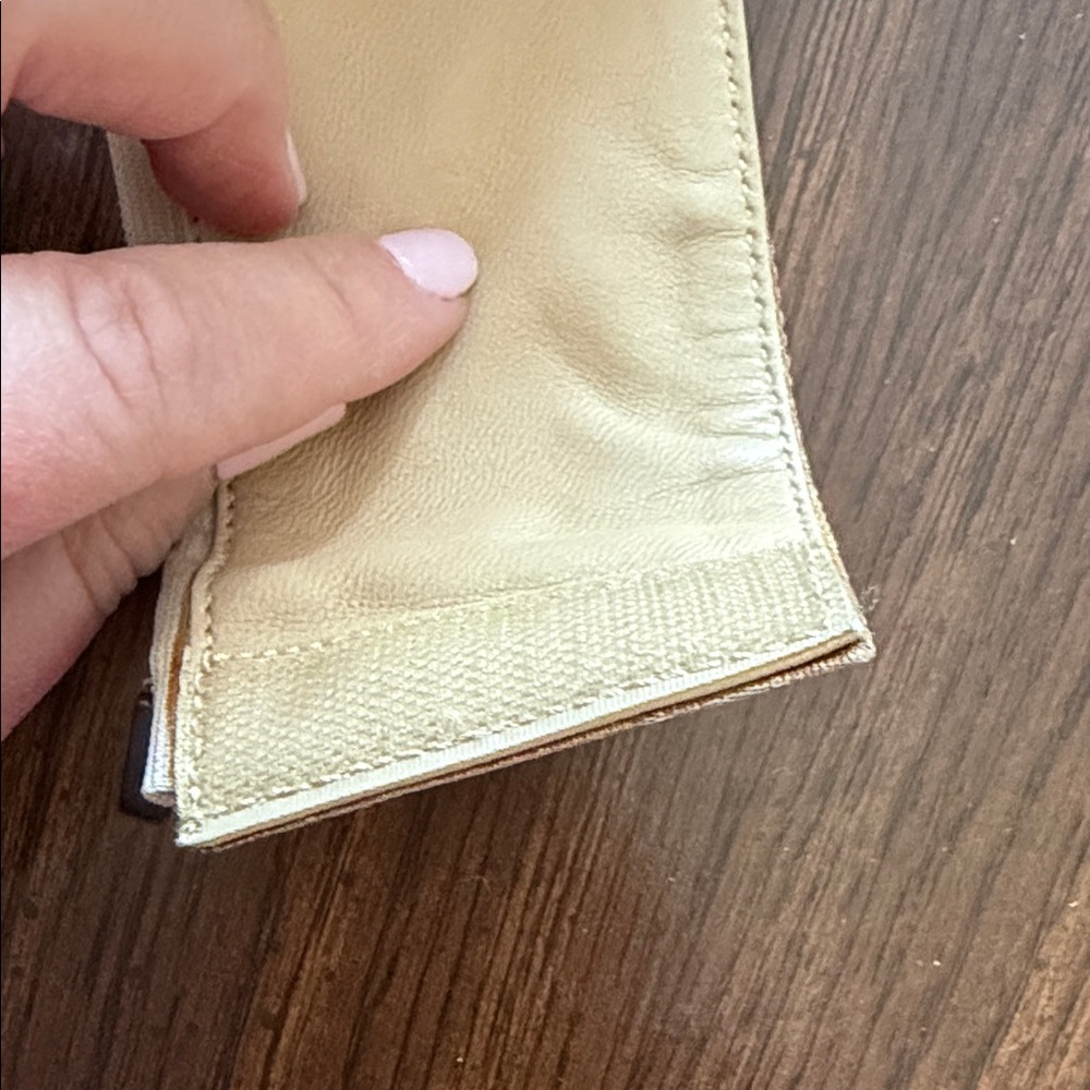 Gucci Beige Wristband Wallet - Picture 5 of 11